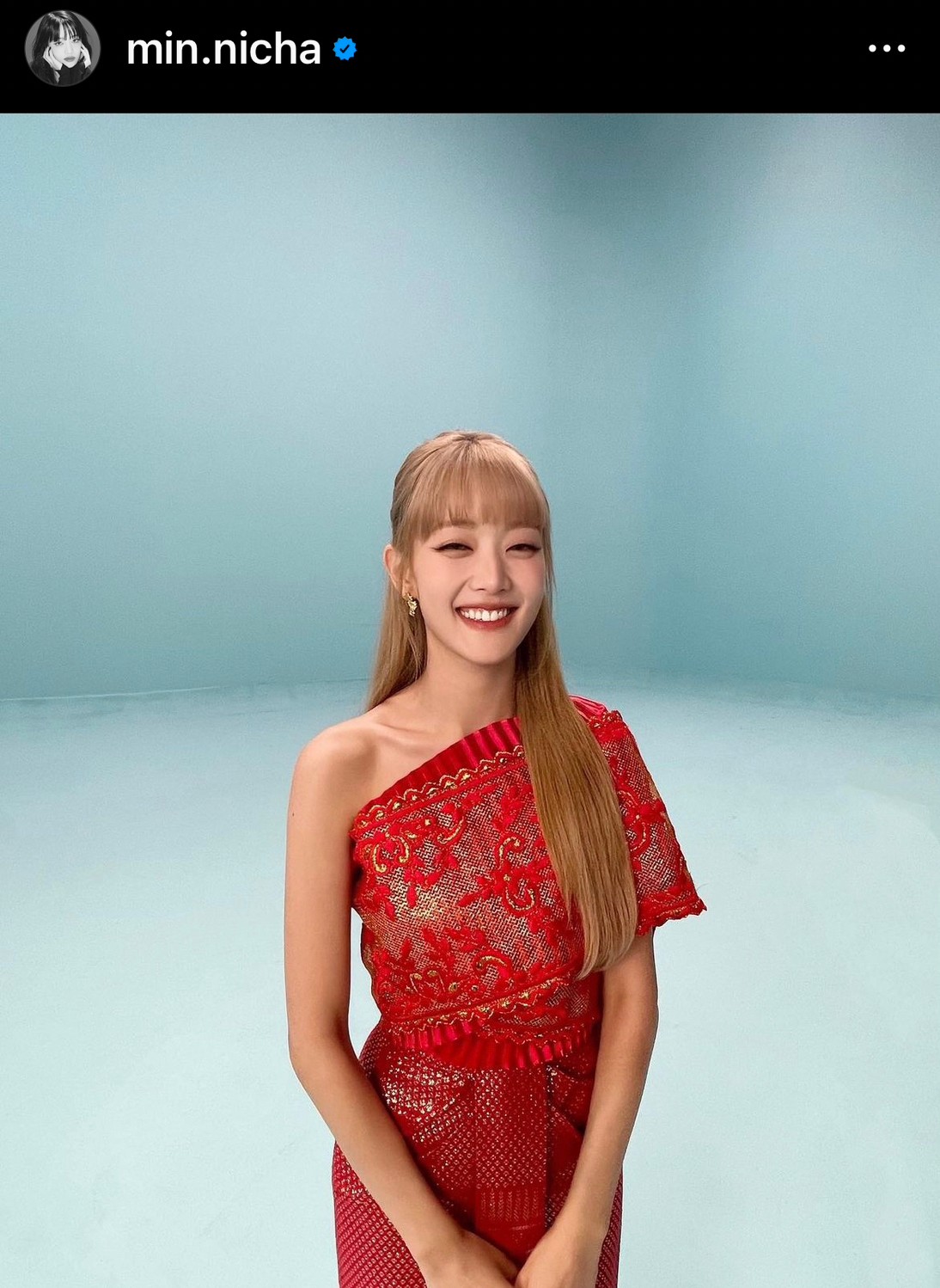  “มินนี่ (G)I-DLE” สวยละมุนในชุดไทยสีแดง ทำแฟนๆ แห่คอมเมนต์กันรัวๆ