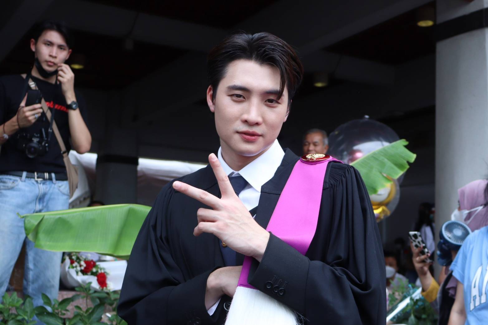 บัณฑิตป้ายแดง มีน พีรวิชญ์ เข้ารับปริญญา บัณฑิตป้ายแดง มีน พีรวิชญ์ เข้ารับปริญญา