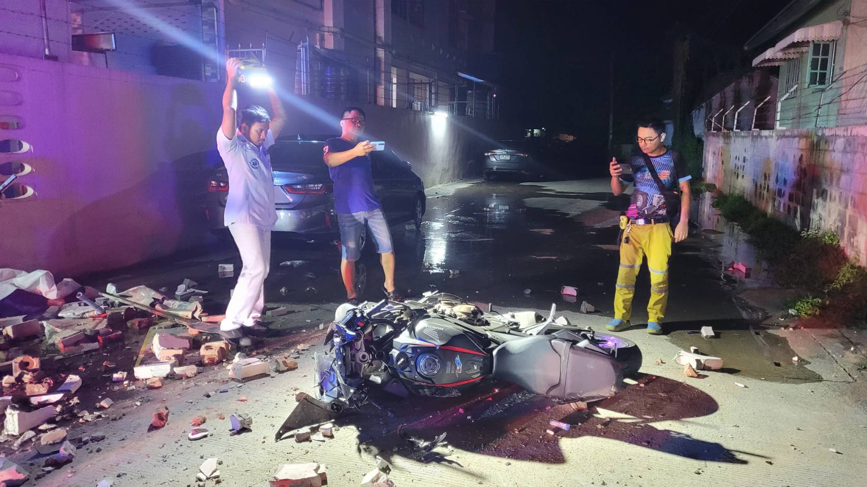 ซิ่งบิ๊กไบค์! พุ่งชนทะลุกำแพงหอพักดับ 2