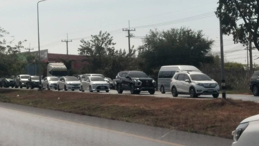 ถนนมิตรภาพ รถแน่น! สัญจรเต็ม 3 ช่องทาง คาดเดินทางสู่อีสานต่อเนื่อง