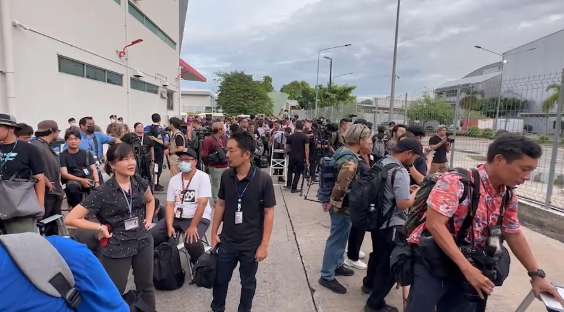 “ทักษิณกลับไทย” เปิดภาพบรรยากาศล่าสุด!สนามบินดอนเมือง สื่อเกาะติด