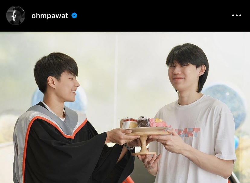 น้ำตารื้น โอม ภวัต ปริ่มใจถอยรถหรูป้ายแดงตอบแทนพระคุณพ่อ-แม่ หลังเรียนจบ