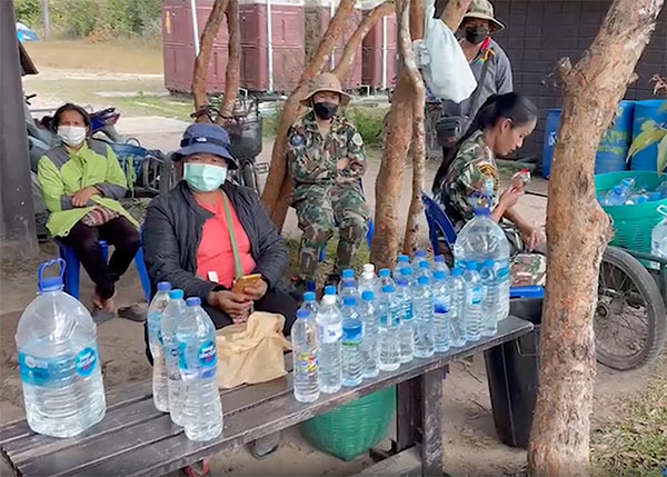 ภูกระดึงน้ำดื่มขาดแคลน-นทท.กว่า 2 พันคนต้องดื่มน้ำฝนแทน ภูกระดึงน้ำดื่มขาดแคลน-นทท.กว่า 2 พันคนต้องดื่มน้ำฝนแทน