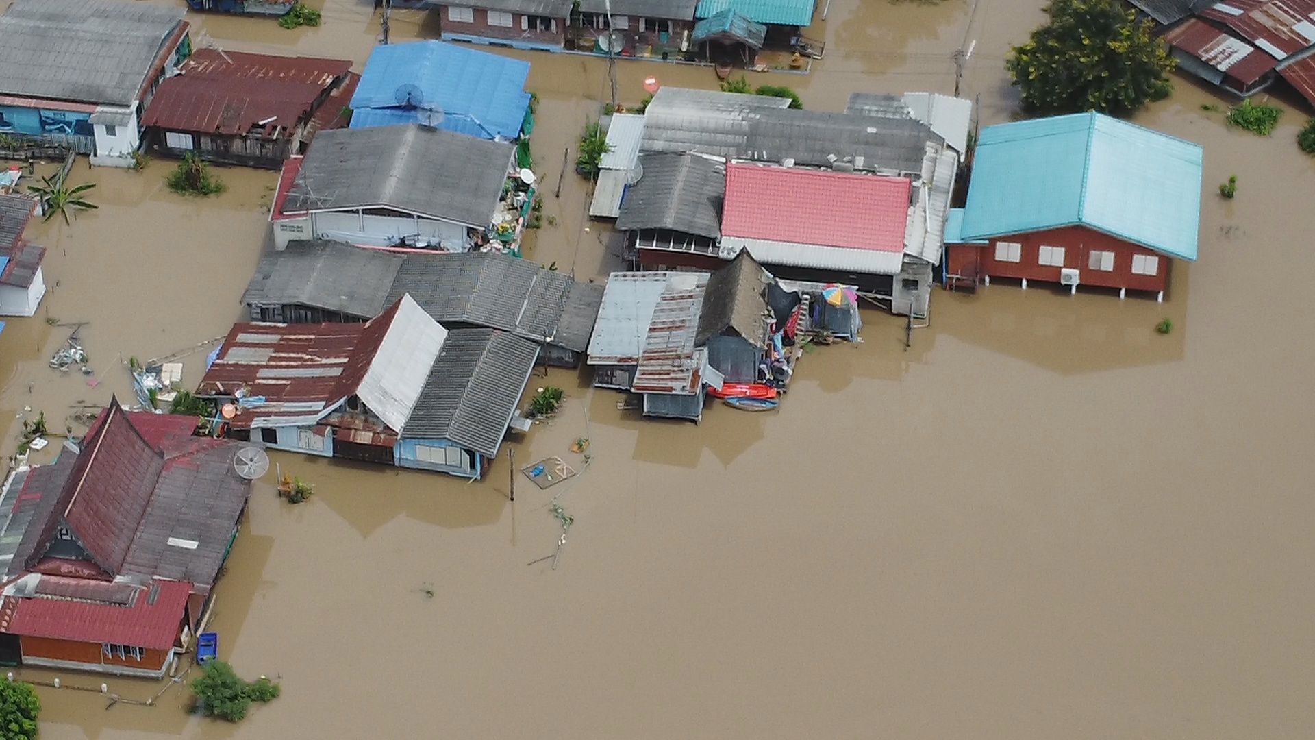 แม่น้ำสะแกกรังอุทัยธานี ทะลักท่วมวัดโบสถ์ บ้านเรือนริมน้ำเดือดร้อนหนัก