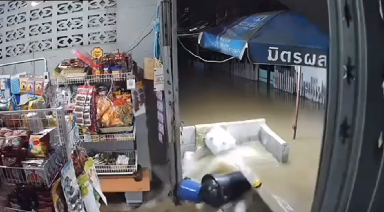 น้ำท่วมนนทบุรี เปิดภาพวงจรปิดนาทีกำแพงกั้นน้ำแตก หนีกันวุ่น น้ำท่วมนนทบุรี เปิดภาพวงจรปิดนาทีกำแพงกั้นน้ำแตก หนีกันวุ่น