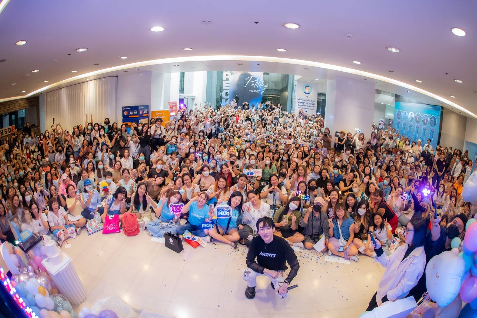 เป๊ก ผลิตโชค กับวันเกิดสุดพิเศษ แฟนคลับรวมตัวอวยพรสุดอลังการ เป๊ก ผลิตโชค กับวันเกิดสุดพิเศษ แฟนคลับรวมตัวอวยพรสุดอลังการ