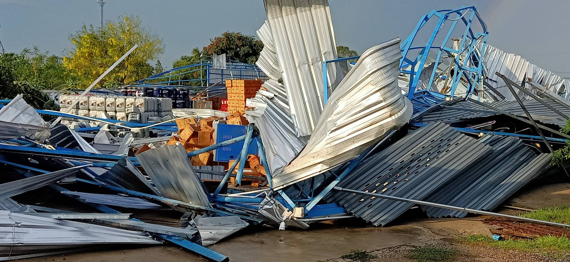 เปิดภาพความเสียหาย! พายุฤดูร้อน พัดถล่ม จ.ลพบุรี เสียหายหลาย 10 หลัง เปิดภาพความเสียหาย! พายุฤดูร้อน พัดถล่ม จ.ลพบุรี เสียหายหลาย 10 หลัง