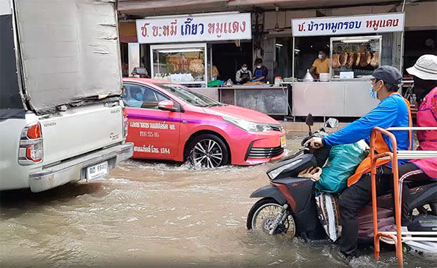 น้ำท่วมนนทบุรีอ่วม! ระดับน้ำขึ้นสูงขึ้นอย่างต่อเนื่องเร่งเสริมกระสอบทราย น้ำท่วมนนทบุรีอ่วม! ระดับน้ำขึ้นสูงขึ้นอย่างต่อเนื่องเร่งเสริมกระสอบทราย