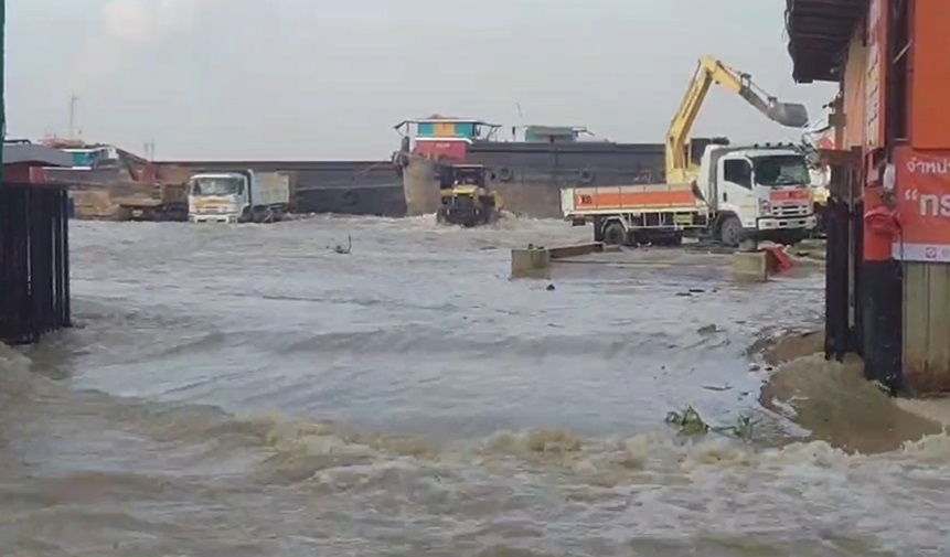 เปิดภาพน้ำทะเลหนุนสูงท่วม ตลาดปากน้ำ ถนนหลายสายจราจรติดขัด