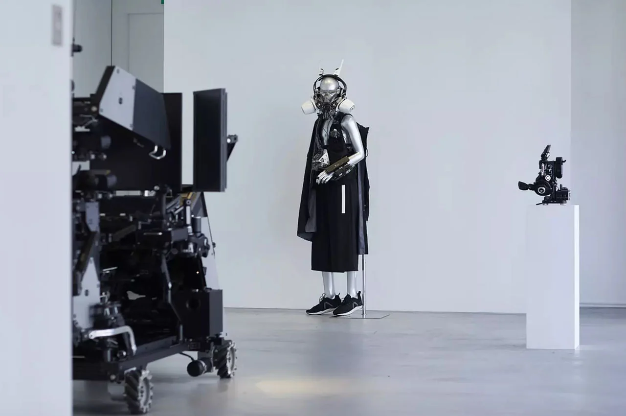 แฟชั่นญี่ปุ่นยุคใหม่... ชุดและหน้ากากสุดไฮเทค