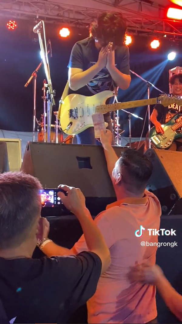 แชร์โมเมนต์ แฟนคลับจัดทิปก้อนใหญ่หลักแสน ให้ เสก โลโซ