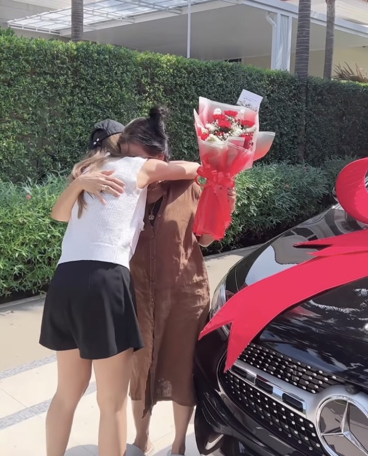 ร้องไห้ยกใหญ่ เนย โชติกา เซอร์ไพรส์ของขวัญปีใหม่คุณแม่ด้วยรถคันโต ร้องไห้ยกใหญ่ เนย โชติกา เซอร์ไพรส์ของขวัญปีใหม่คุณแม่ด้วยรถคันโต