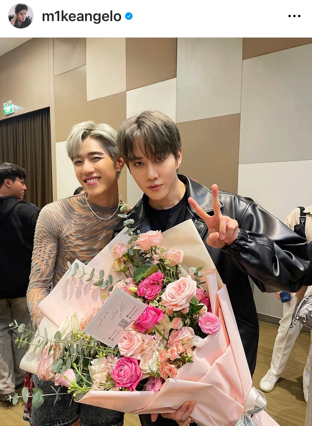 แฟนคลับกรี๊ดหนัก!! “ไมค์” หอบดอกไม้เซอร์ไพรส์ “พีพี” ในงานแฟนมีตติ้ง