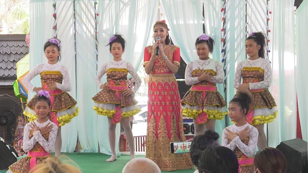 ครอบครัว พุ่มพวง ดวงจันทร์ มอบทุนการศึกษา 30 ทุน   (มีคลิป) 