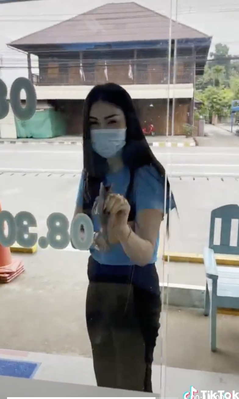 ไวรัลดัง! สาวแบงก์จับตุ๊กแกยอดติ๊กต็อกดูทะลุ 4 ล้านวิว ไวรัลดัง! สาวแบงก์จับตุ๊กแกยอดติ๊กต็อกดูทะลุ 4 ล้านวิว