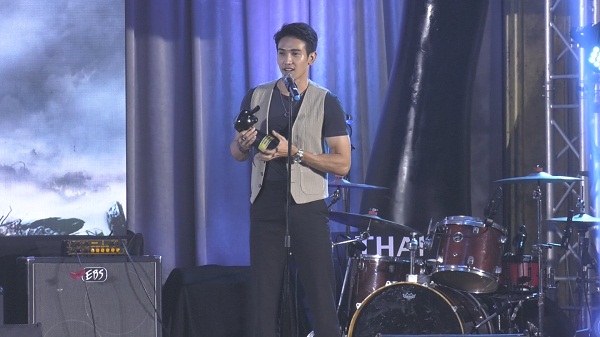 “ก็อต จิรายุ-เบลล่า” คว้ารางวัลนำชาย-หญิง สมาคมผู้กำกับภาพยนตร์ไทย ครั้งที่ 11 (มีคลิป) “ก็อต จิรายุ-เบลล่า” คว้ารางวัลนำชาย-หญิง สมาคมผู้กำกับภาพยนตร์ไทย ครั้งที่ 11 (มีคลิป)