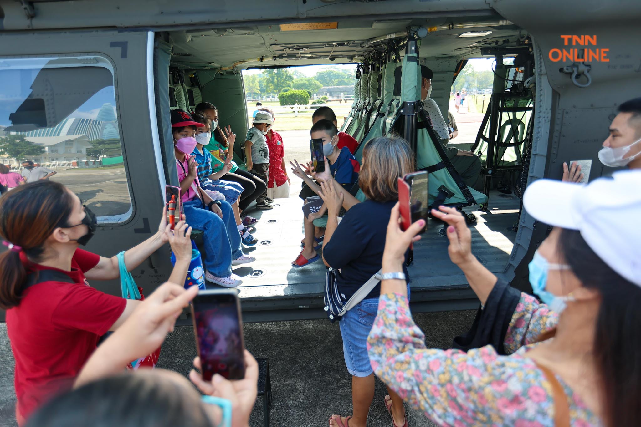 กองทัพบกจัดเต็ม เด็กๆสวมชุดทหารร่วมชมรถถังอย่างใกล้ชิด