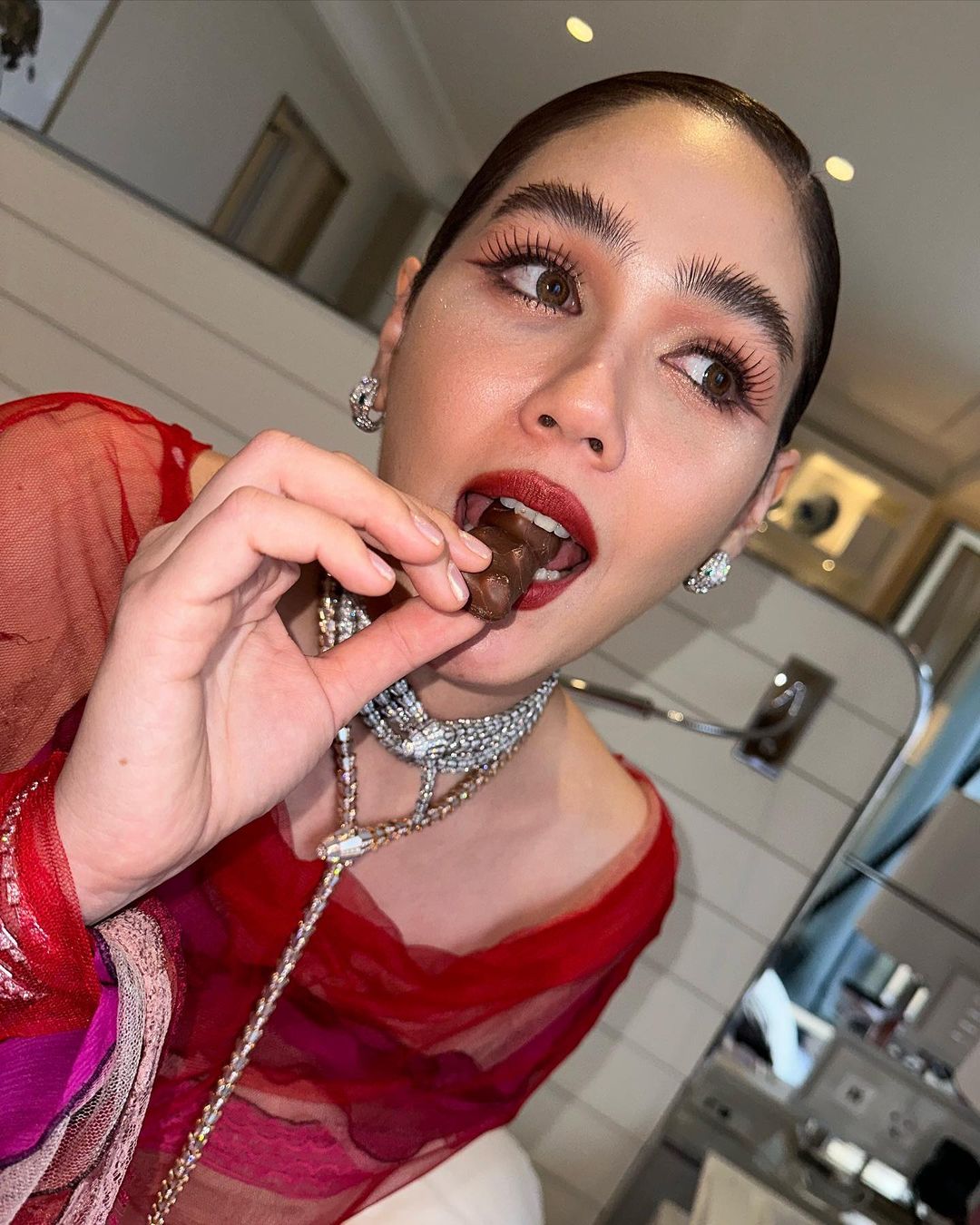 “ชมพู่ อารยา” ดราม่าชุดแดงที่คานส์ (มีคลิป)