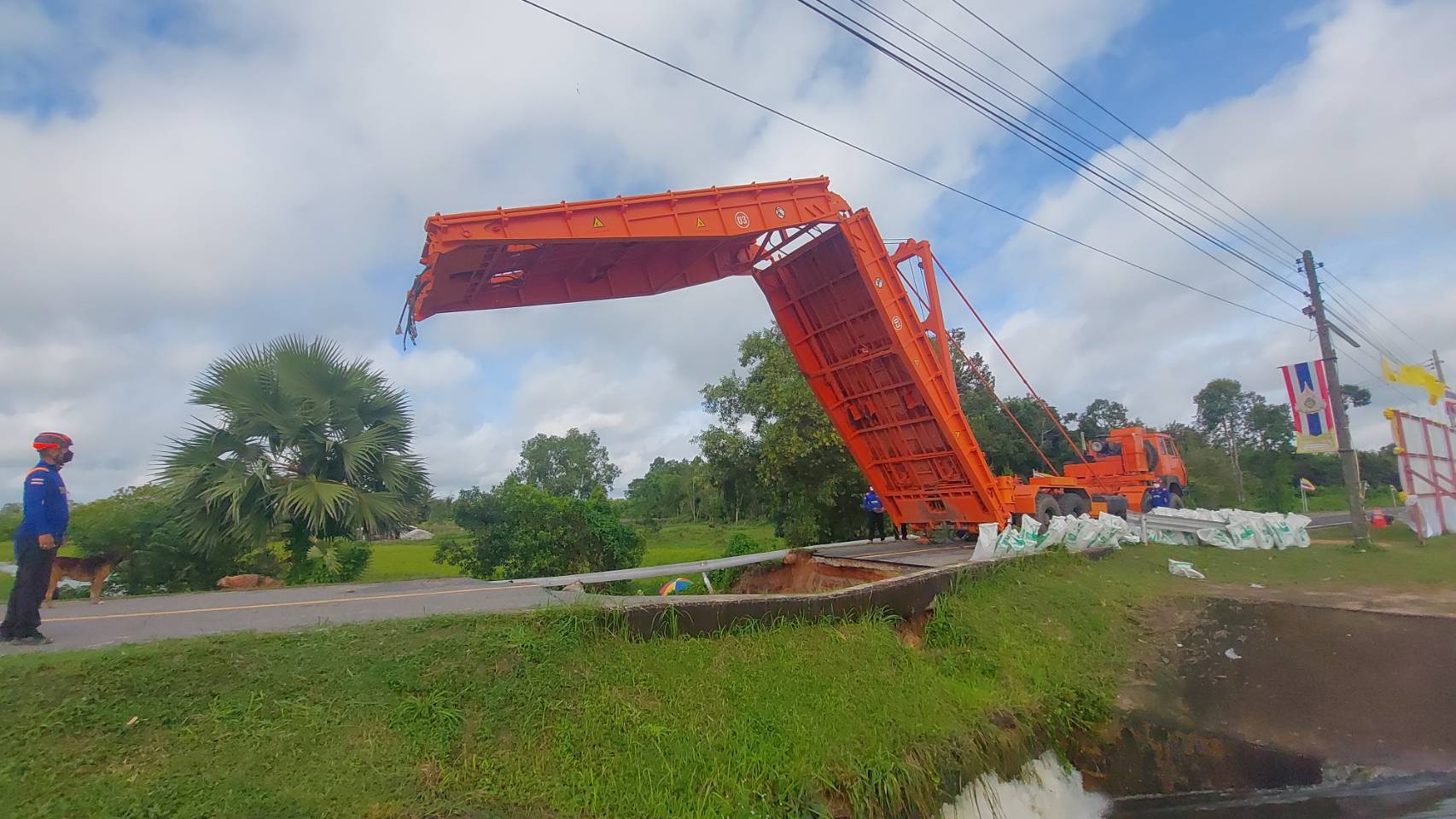 กลาโหม ส่งเหล่าทัพช่วยเหลือประชาชน ส่งถุงยังชีพ - ติดตั้งสะพานชั่วคราว กลาโหม ส่งเหล่าทัพช่วยเหลือประชาชน ส่งถุงยังชีพ - ติดตั้งสะพานชั่วคราว