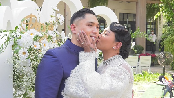 ดา -เดนนิส ควงคู่ เข้าพิธีหมั้นสุดอบอุ่น   (มีคลิป)