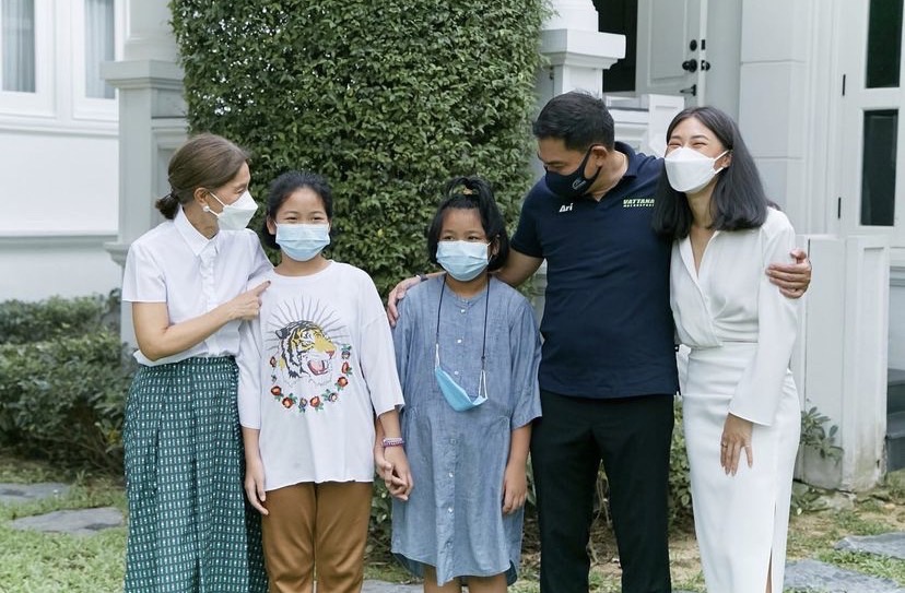 น้องกระปุก-น้องออมสิน ที่เสียแม่จากโควิด ย้ายอยู่ครอบครัวใหม่ เอ๋ ชนม์สวัสดิ์-ตู่ อุปถัมภ์ น้องกระปุก-น้องออมสิน ที่เสียแม่จากโควิด ย้ายอยู่ครอบครัวใหม่ เอ๋ ชนม์สวัสดิ์-ตู่ อุปถัมภ์