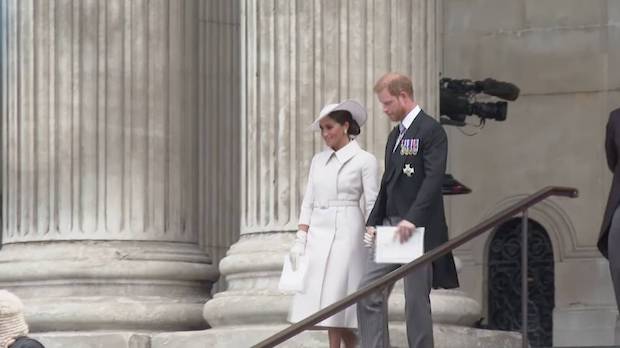 ‘แฮร์รี่ - เมแกน’ เข้าร่วม!! ฉลอง ‘ควีนเอลิซาเบธที่ 2’ ครองราชย์ครบ 70 ปี (มีคลิป) ‘แฮร์รี่ - เมแกน’ เข้าร่วม!! ฉลอง ‘ควีนเอลิซาเบธที่ 2’ ครองราชย์ครบ 70 ปี (มีคลิป)