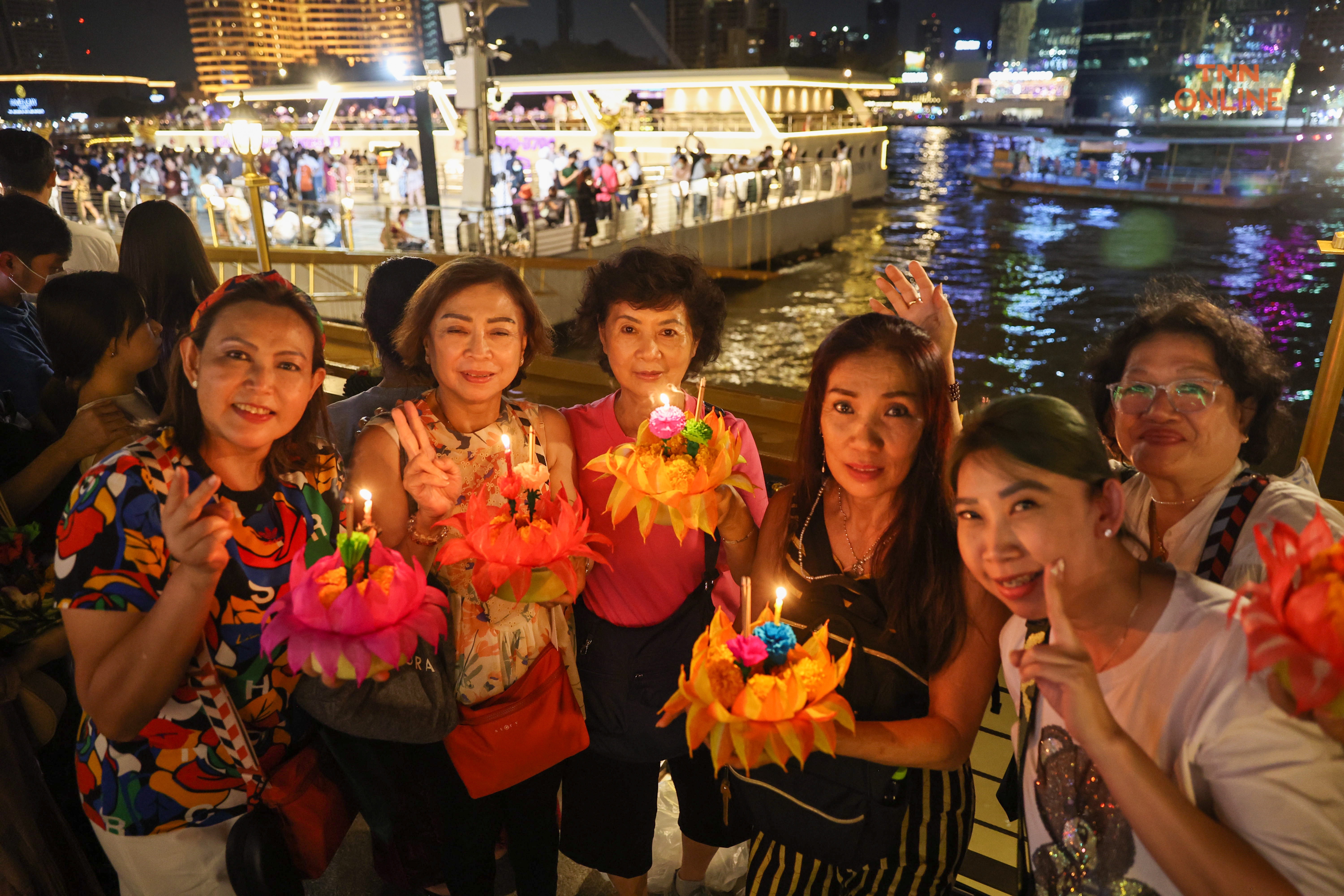 สวยสง่าในชุดไทยจักรี โบว์-เมลดาร่วมลอยกระทงรักษาประเพณีไทย