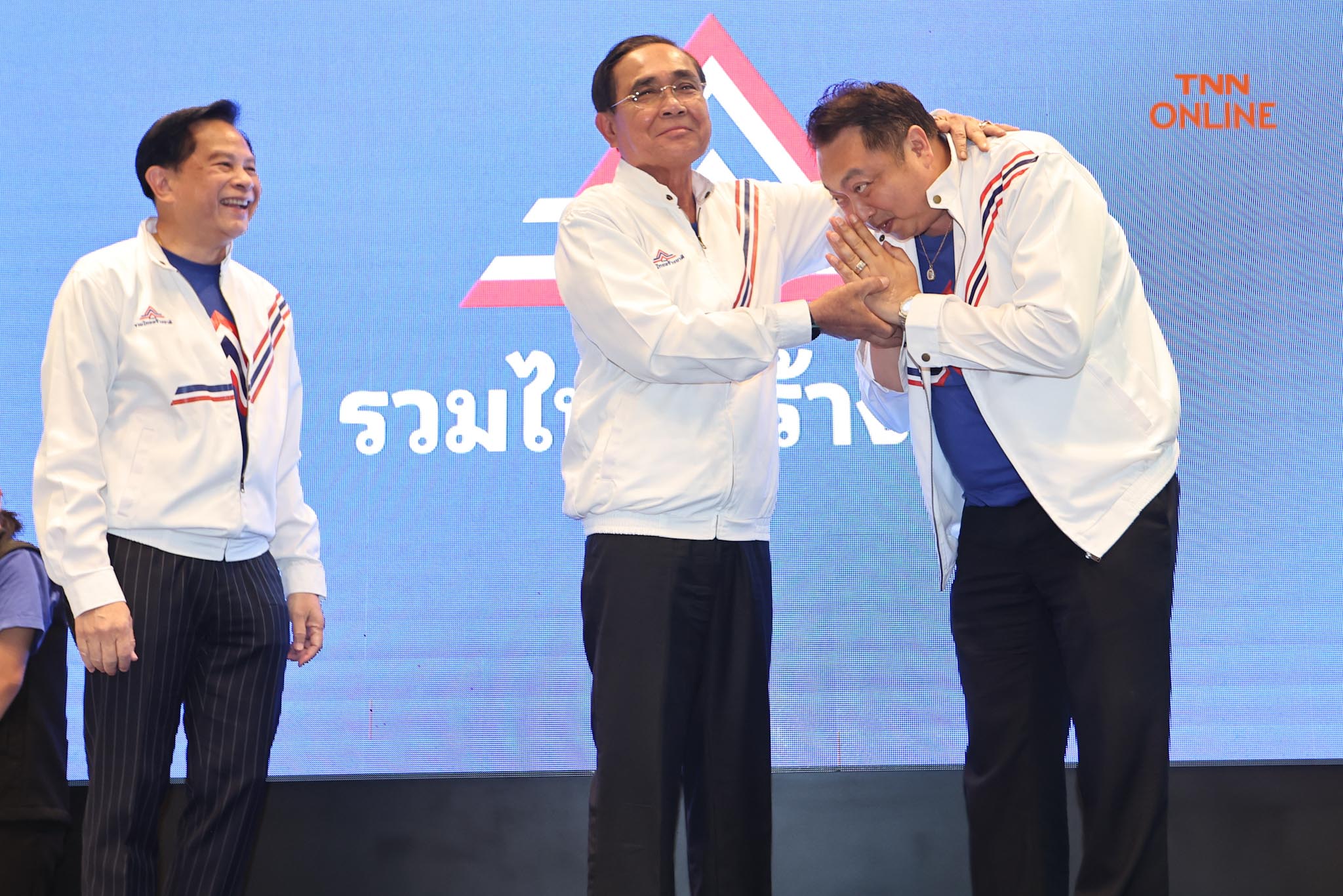 นายก เข้าพรรค รทสช. ครั้งแรก สวมเสื้อรับอดีต ส.ส. เข้าพรรคระดับเกรดเอ นายก เข้าพรรค รทสช. ครั้งแรก สวมเสื้อรับอดีต ส.ส. เข้าพรรคระดับเกรดเอ