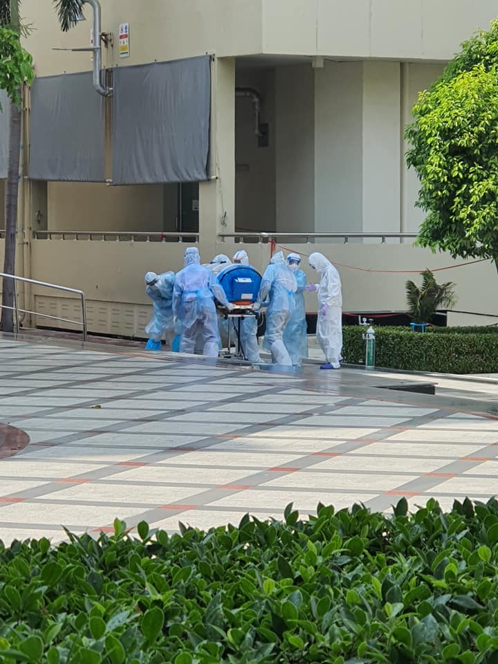 ส่งกำลังใจ!หมอ-พยาบาลช่วยกันแบกคนไข้โควิดกลางแดด จนเป็นลม ส่งกำลังใจ!หมอ-พยาบาลช่วยกันแบกคนไข้โควิดกลางแดด จนเป็นลม