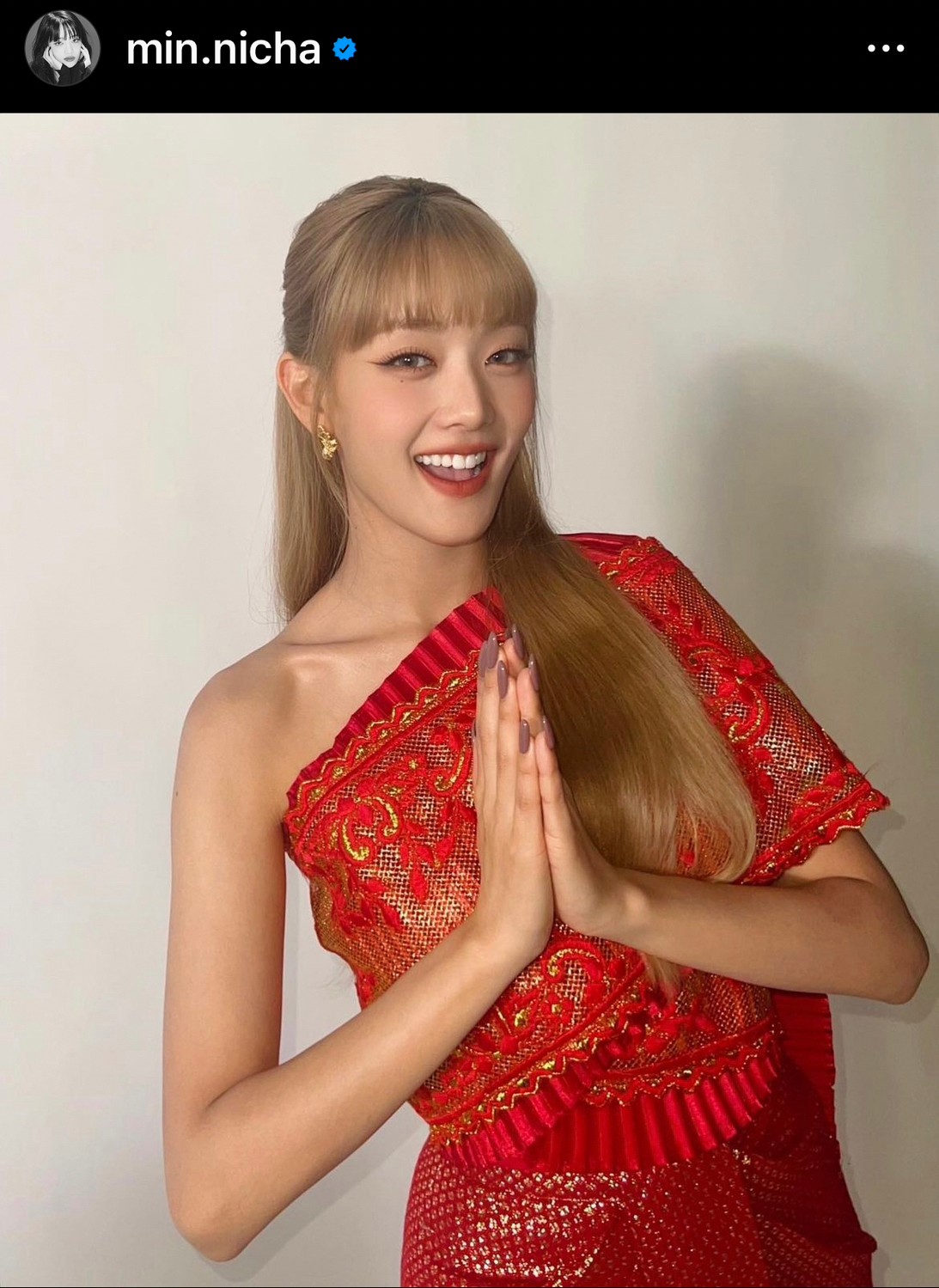  “มินนี่ (G)I-DLE” สวยละมุนในชุดไทยสีแดง ทำแฟนๆ แห่คอมเมนต์กันรัวๆ