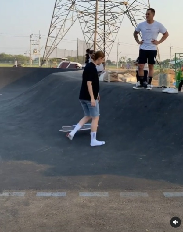 เซิร์ฟสเก็ตกระชับรัก! สงกรานต์ พาน้องปีใหม่เล่นเซิร์ฟสเก็ตมี แมท ภีรนีย์ โผล่ร่วมเฟรม