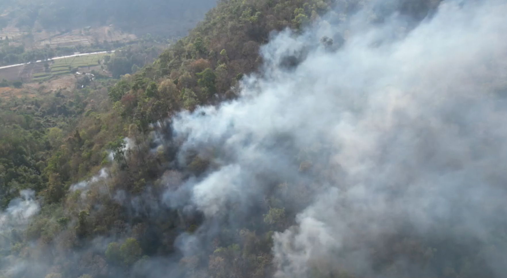 ไฟป่าพิษณุโลก ไหม้ยกภูเขาในอ.บ่อโพธิ์ จนท.เร่งดับ ไฟป่าพิษณุโลก ไหม้ยกภูเขาในอ.บ่อโพธิ์ จนท.เร่งดับ