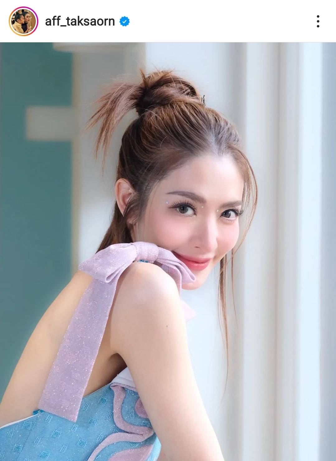 แอฟ ทักษอร ถูกแซวหนัก หลัง 3 พระเอกหนุ่ม หอบดอกไม้แสดงความยินดี