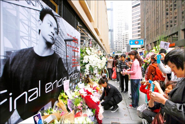 รำลึก 'เลสลี่ จาง'!! สุดยอดดาราศิลปินฮ่องกง จากไปแล้ว 20 ปี แฟนๆ ยังไม่ลืม รำลึก 'เลสลี่ จาง'!! สุดยอดดาราศิลปินฮ่องกง จากไปแล้ว 20 ปี แฟนๆ ยังไม่ลืม