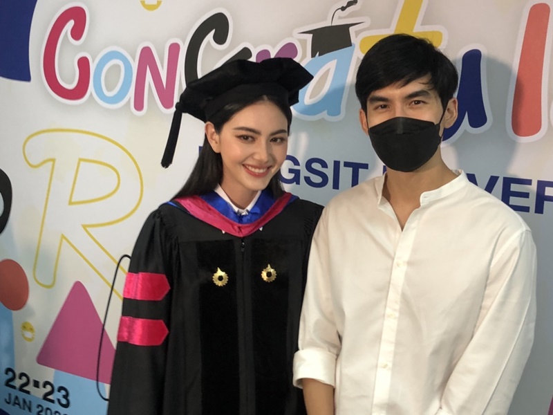 ใหม่ ดาวิกา รับปริญญาโท หวานใจหนุ่ม เต๋อ ฉันทวิชช์  ร่วมแสดงความยินดี