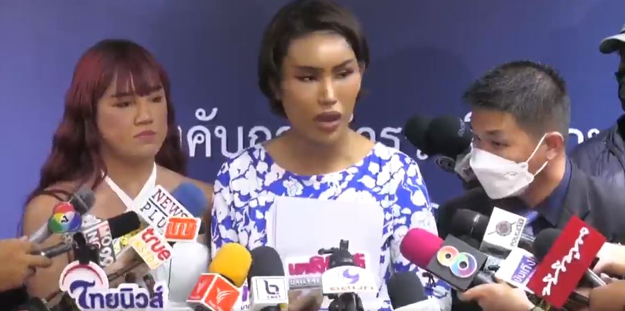 แอนนา  เดินทางเข้าพบตำรวจ รับทราบ 2 ข้อกล่าวหา 