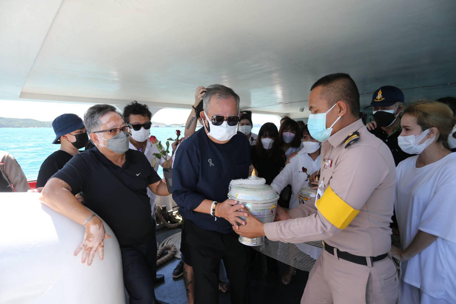 เป็ด เชิญยิ้ม นำอัฐิ พ่อแม่ ลอยอังคาร จ่อนำเงินทำบุญสร้างพระประธาน เป็ด เชิญยิ้ม นำอัฐิ พ่อแม่ ลอยอังคาร จ่อนำเงินทำบุญสร้างพระประธาน