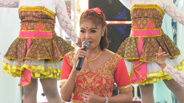 ครอบครัว พุ่มพวง ดวงจันทร์ มอบทุนการศึกษา 30 ทุน   (มีคลิป) 