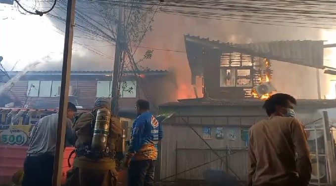 ด่วน! ไฟไหม้บ้านปชช. ภายในซอยสุขสวัสดิ์ 38 จนท.เร่งคุมเพลิง ด่วน! ไฟไหม้บ้านปชช. ภายในซอยสุขสวัสดิ์ 38 จนท.เร่งคุมเพลิง