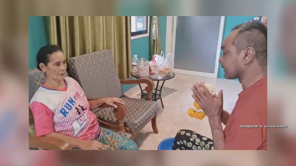 “เมฆ วินัย” กราบอโหสิกรรมแม่ในวันเกิด พร้อมอัปเดตโรคตุ่มน้ำพอง (มีคลิป) “เมฆ วินัย” กราบอโหสิกรรมแม่ในวันเกิด พร้อมอัปเดตโรคตุ่มน้ำพอง (มีคลิป)