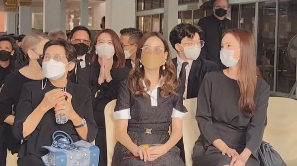 อ๊อฟ พงษ์พัฒน์ อาลัยคุณพ่อครั้งสุดท้าย ในพิธีฌาปนกิจ   (มีคลิป)