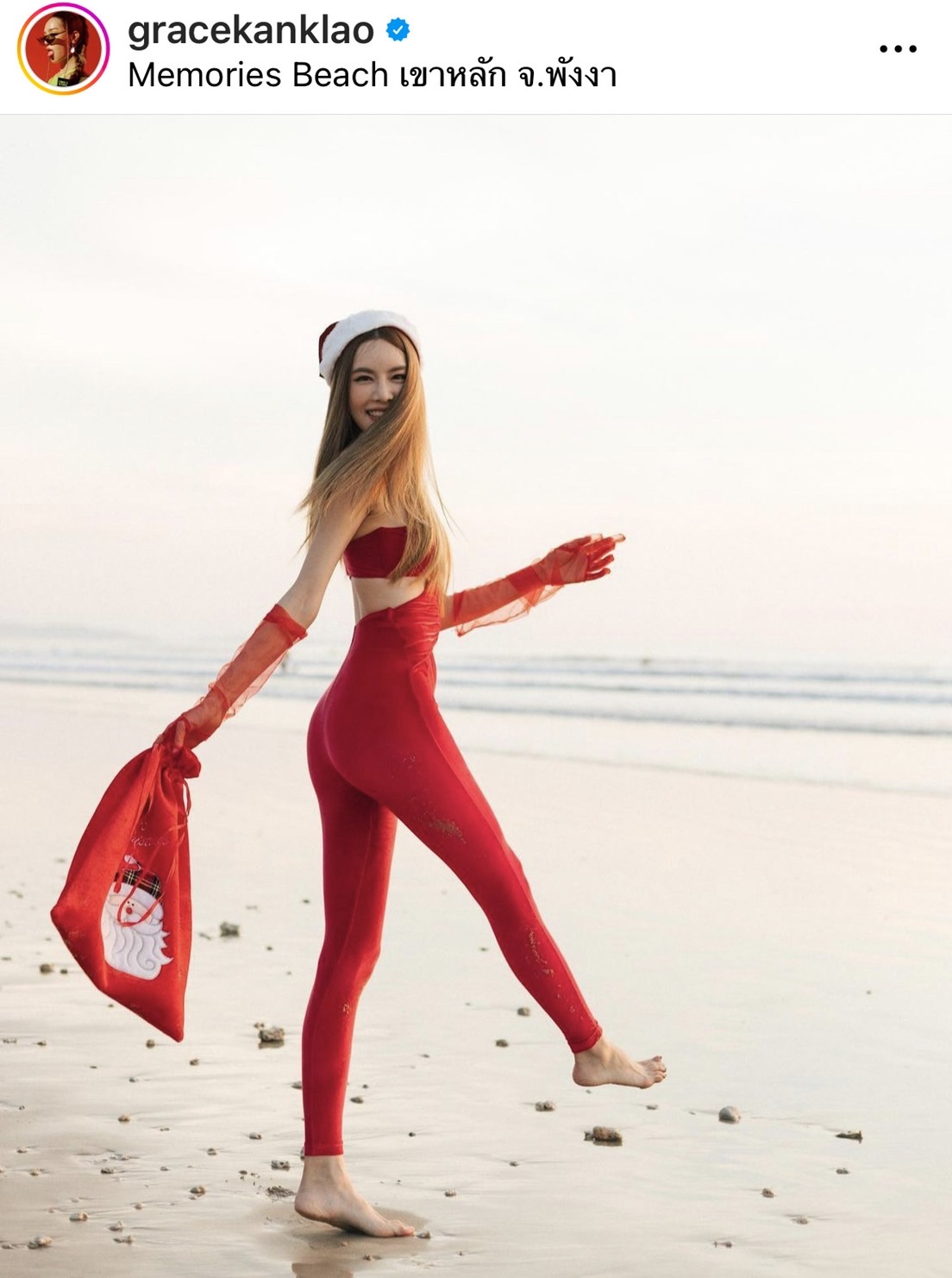 แซมมี่ - เกรซ จัดชุดซานตี้พร้อมโชว์ลีลาเด็ดบนเซิร์ฟบอร์ด 