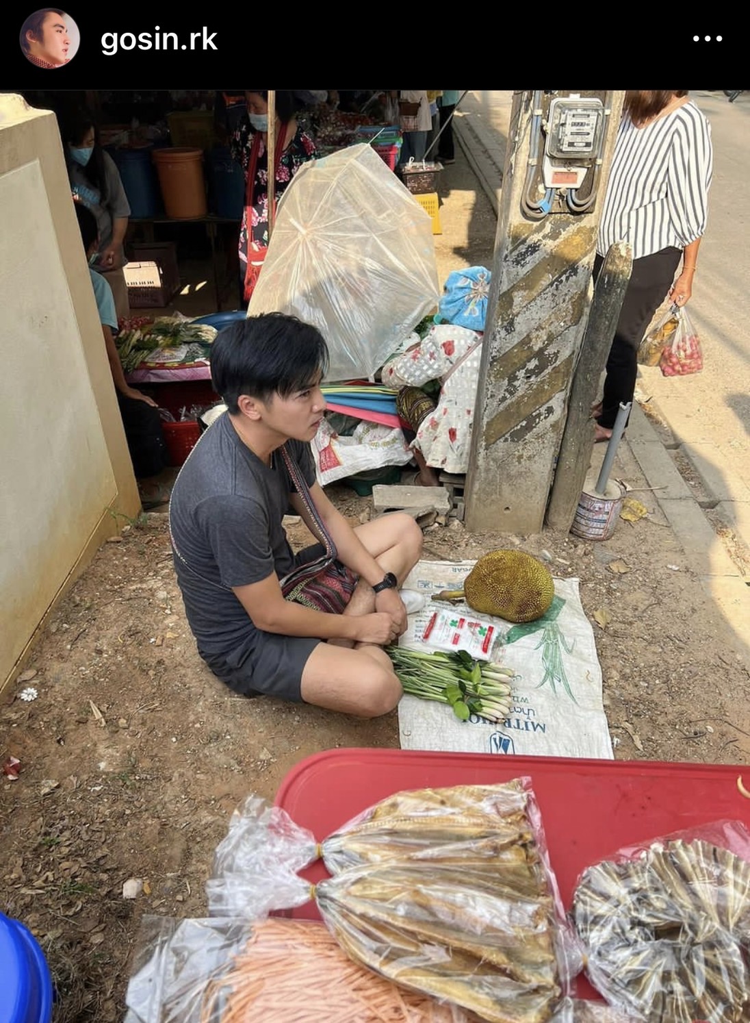 “โกสินทร์” ทำหน้าที่ลูกเขย ช่วยพ่อตาแม่ยายขายผัก 
