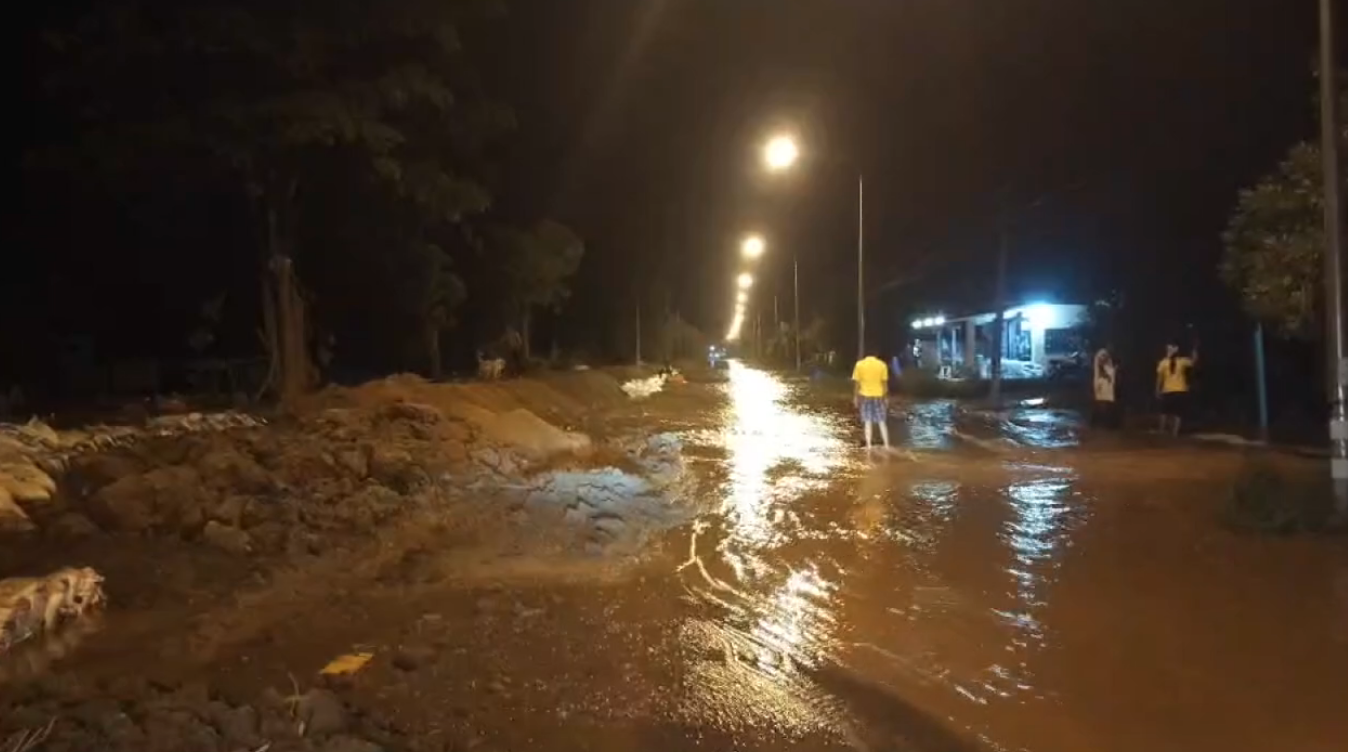 อ่างทองน้ำท่วมสาหัส! คันดินแตกน้ำทะลักถนนป่างิ้ว-โพธิ์ทองระยะทาง 5 กม. อ่างทองน้ำท่วมสาหัส! คันดินแตกน้ำทะลักถนนป่างิ้ว-โพธิ์ทองระยะทาง 5 กม.