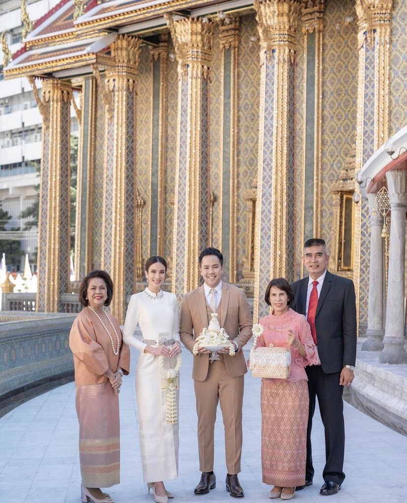 มงคลชีวิต เนย ปภาดา ควงว่าที่เจ้าบ่าวเข้ารับพระราชทานน้ำพระพุทธมนต์ มงคลชีวิต เนย ปภาดา ควงว่าที่เจ้าบ่าวเข้ารับพระราชทานน้ำพระพุทธมนต์