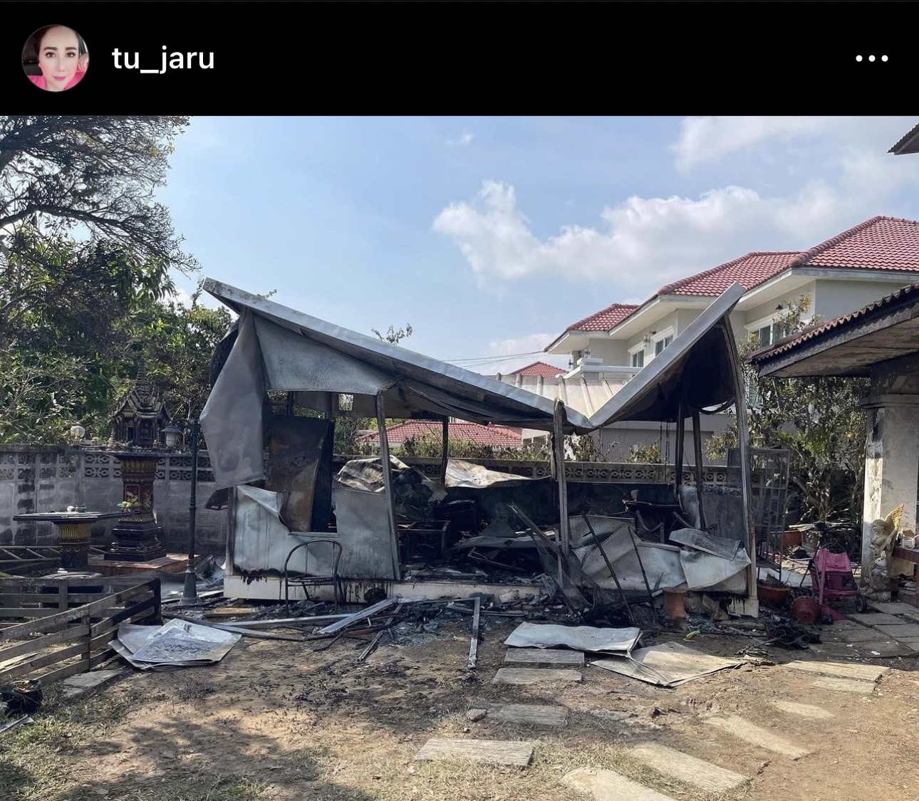 ตู่ จารุศิริ ช็อกบ้านไฟไหม้ ซึ้งใจขอบคุณทุกคนที่ช่วยเหลือ ตู่ จารุศิริ ช็อกบ้านไฟไหม้ ซึ้งใจขอบคุณทุกคนที่ช่วยเหลือ