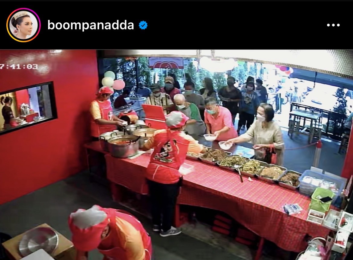 คนต่อแถวยาว บุ๋ม ปนัดดา เปิดร้านข้าวแกงให้ทานฟรีในวัดเกิด!
