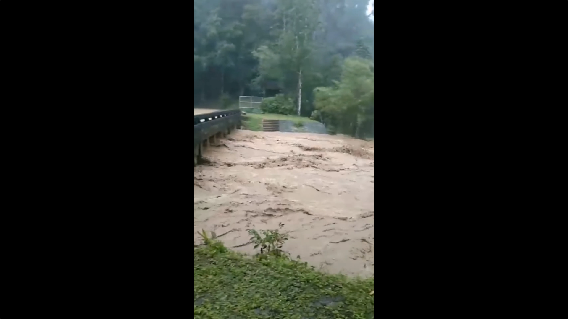 น้ำป่าทะลักน้ำตกเขาช่อง หลากท่วมบ้านเรือน 50 หลัง น้ำป่าทะลักน้ำตกเขาช่อง หลากท่วมบ้านเรือน 50 หลัง