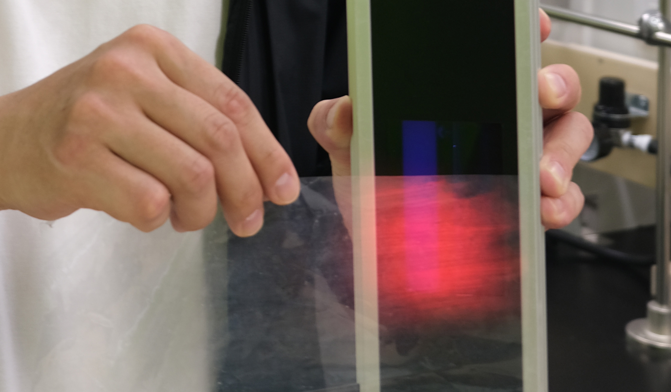 เร่งพืชโตไวด้วย ฟิล์มติดกระจก เคลือบสารพิเศษเปลี่ยนรังสี UV เป็นแสงสีแดง