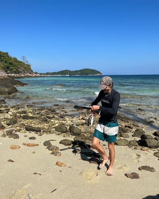 ฮอตไม่ไหว!! 'หลุยส์ พาร์ทริดจ์' พระเอก Enola Holmes ลัดฟ้าเที่ยวทะเลไทย ฮอตไม่ไหว!! 'หลุยส์ พาร์ทริดจ์' พระเอก Enola Holmes ลัดฟ้าเที่ยวทะเลไทย